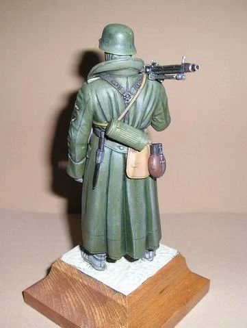 Tamiya 36306 WW2 German Machine Gunner (Greatcoat) 6 Tamiya 36306 WW2 German Machine Gunner (Greatcoat) - Image 4